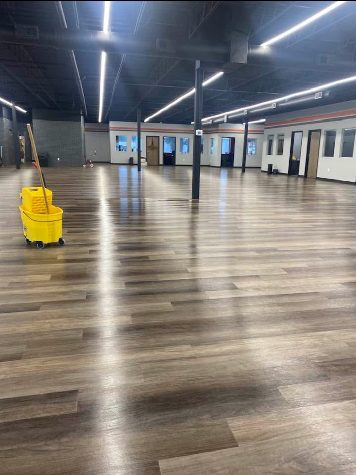 Grand espace commercial nettoyé, LUMA Nettoyage